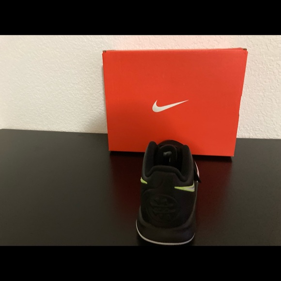 NEW NIKE KYRIE FLYTRAP III (GS) SIZE 4.5 5.5 6 6.5  BQ5620001 AUTHENTIC KIDS - Picture 12 of 16